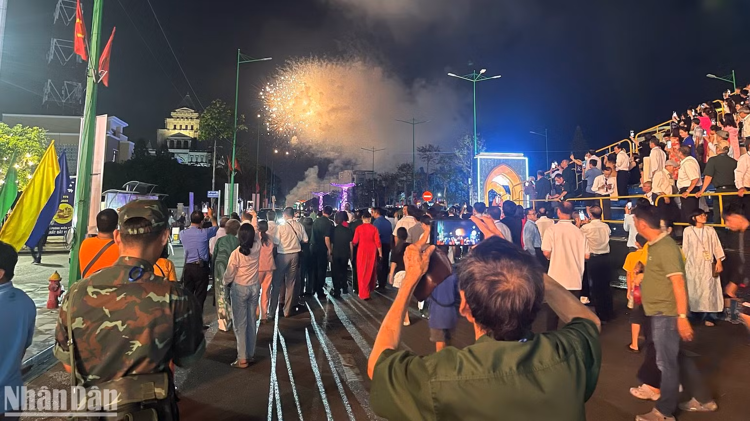 Màn pháo hoa chào mừng mốc son 50 năm Ngày Giải phóng.