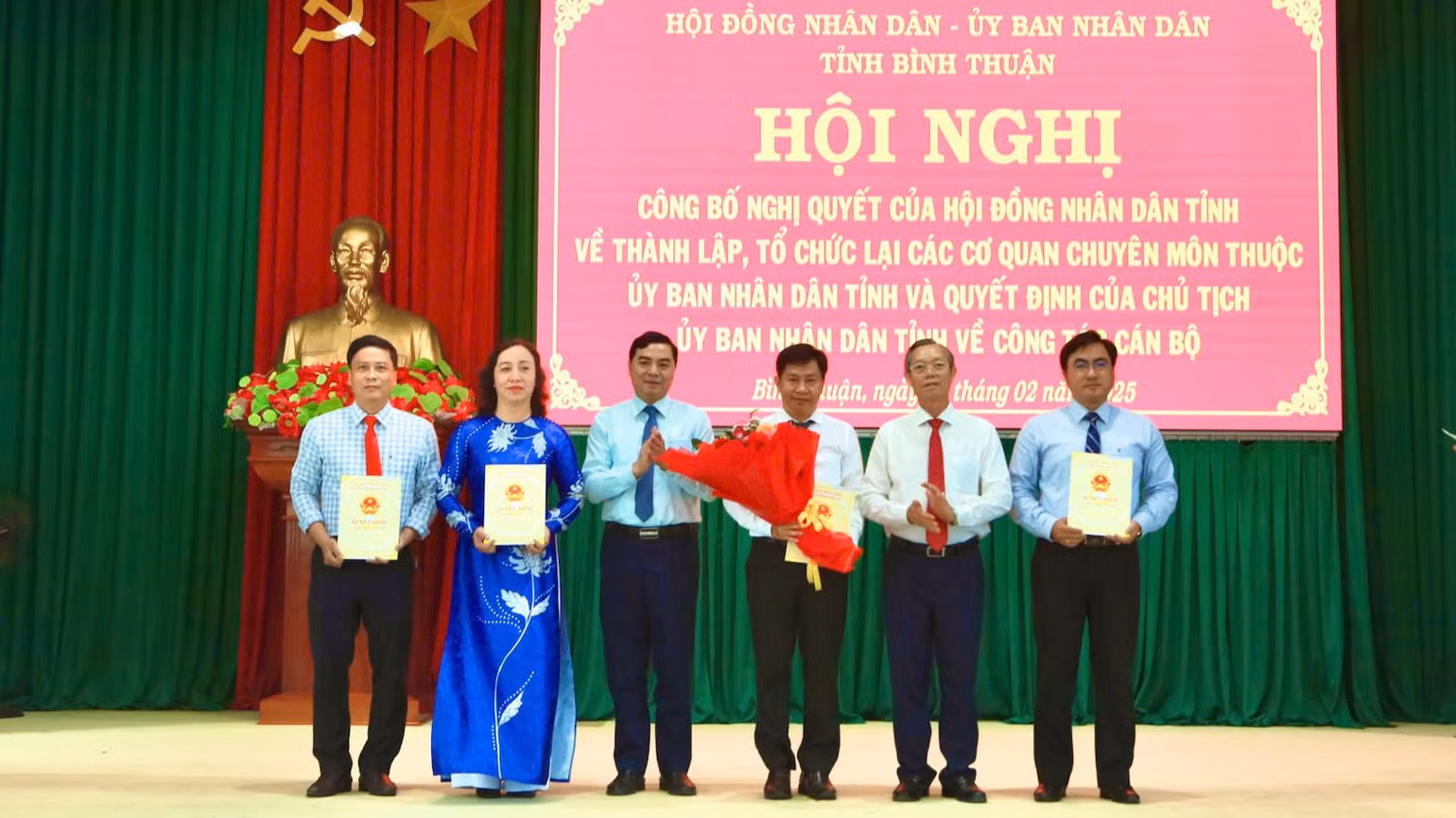 Trao quyết định cho các cán bộ.