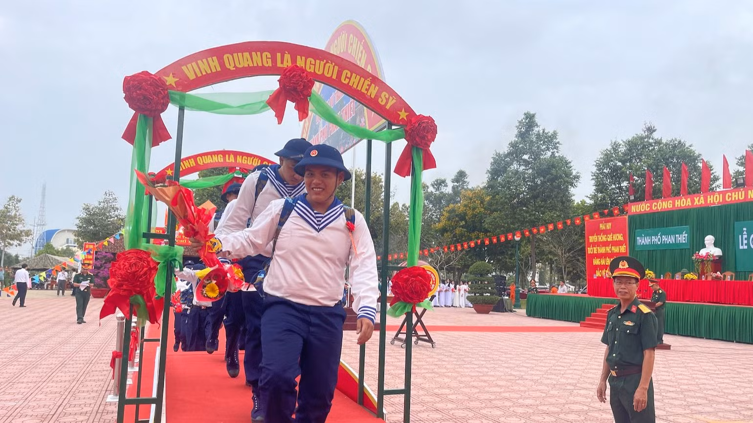 Hăng hái lên đường nhập ngũ.