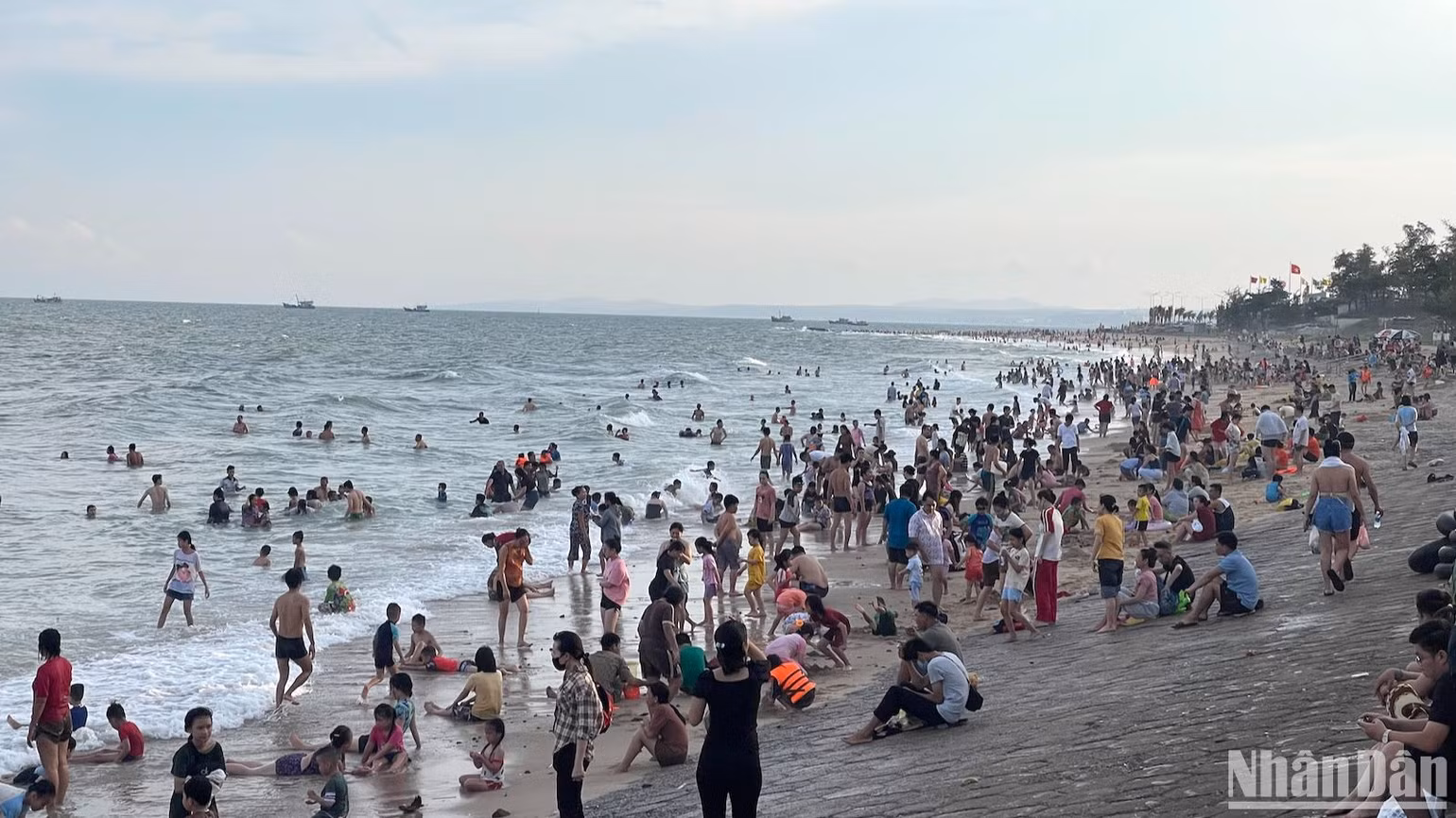 Du khách tắm biển Đồi Dương (thành phố Phan Thiết) ngày 2/5.