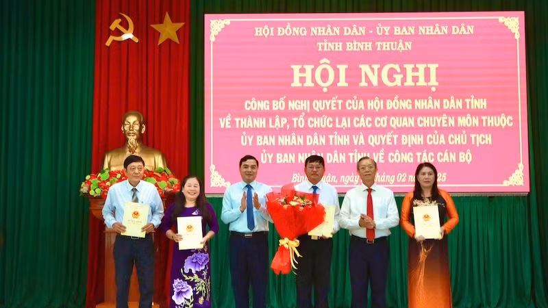 Trao quyết định các cán bộ.