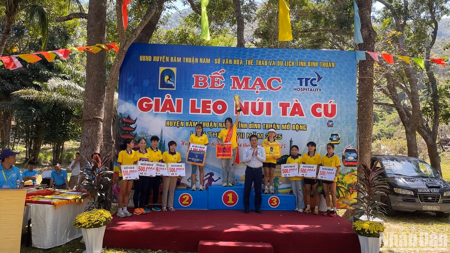 Trao giải cho các vận động viên. Trao giải cho các vận động viên.