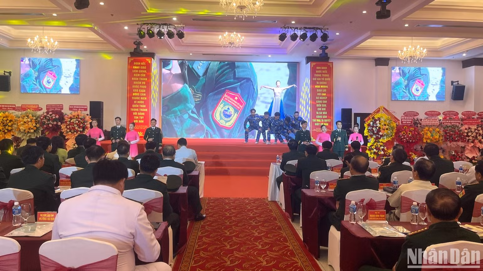 Các chiến sĩ biểu diễn văn nghệ tại lễ kỷ niệm. Các chiến sĩ biểu diễn văn nghệ tại lễ kỷ niệm.