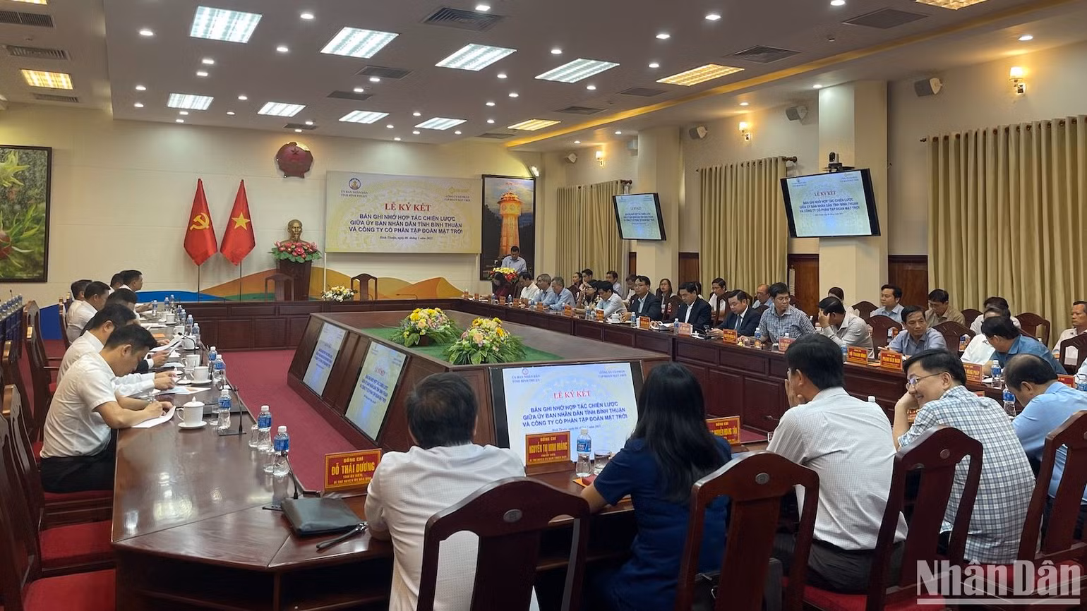 Các đại biểu lắng nghe báo cáo biên bản hợp tác.