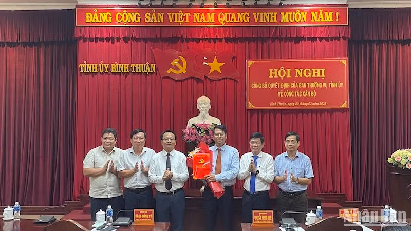 Tân Bí thư Huyện ủy Tánh Linh.
