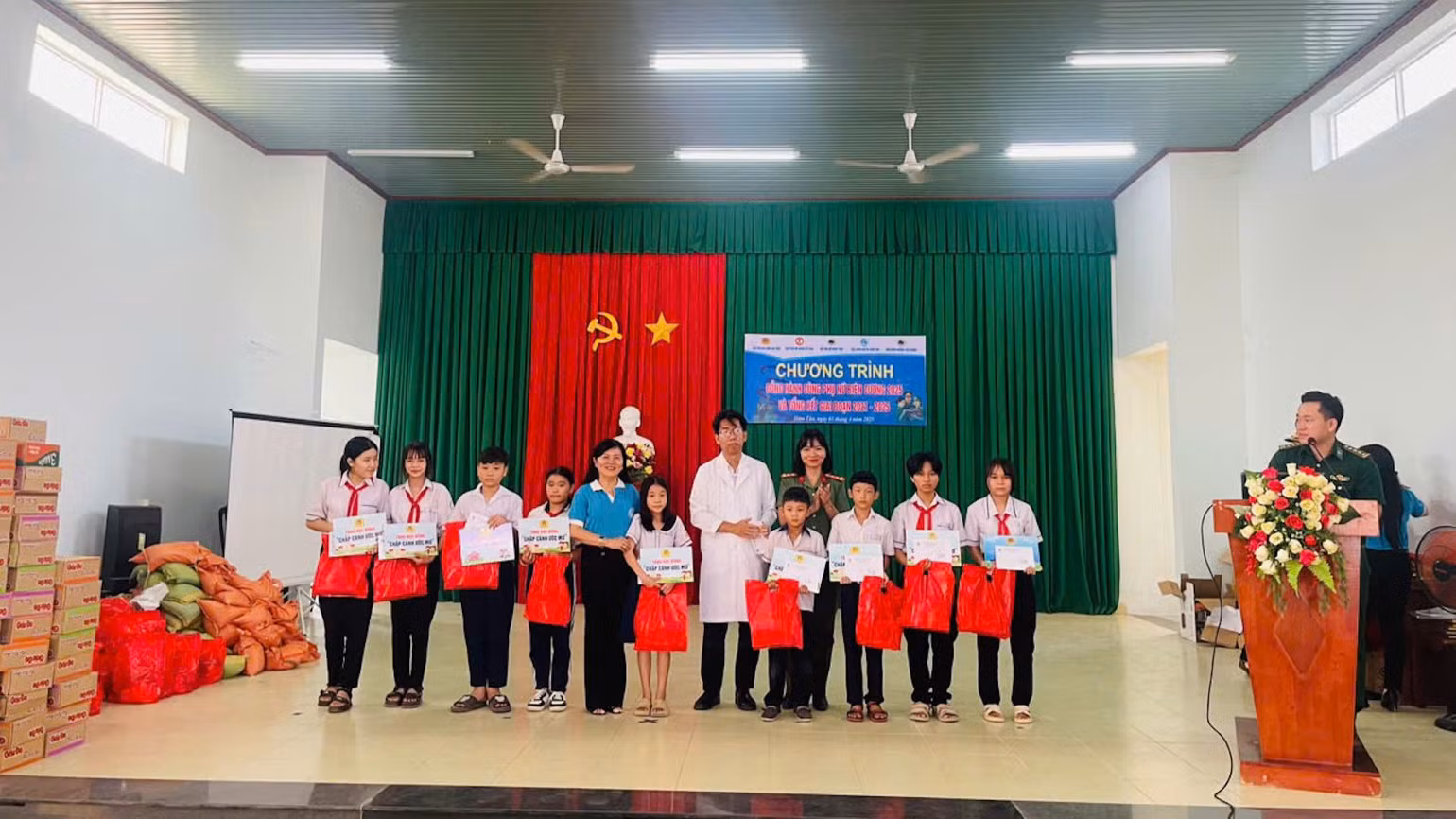 Tặng học bổng cho các em học sinh vượt khó.