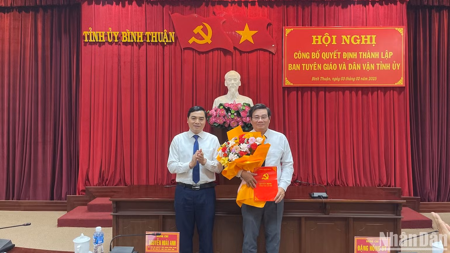 Bí thư Tỉnh ủy Bình Thuận Nguyễn Hoài Anh trao quyết định cho đồng chí Đỗ Thái Dương, Trưởng Ban Dân vận Tỉnh ủy làm Bí thư huyện ủy Bắc Bình.