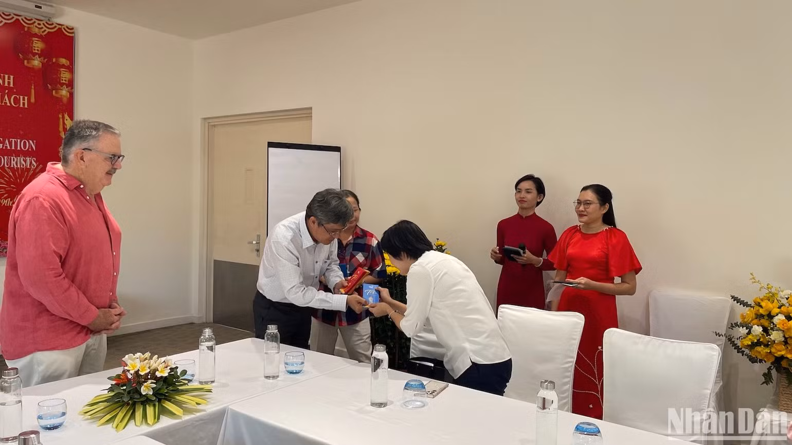 Ông Nguyễn Minh lì xì cho nhân viên. Ông Nguyễn Minh lì xì cho nhân viên.
