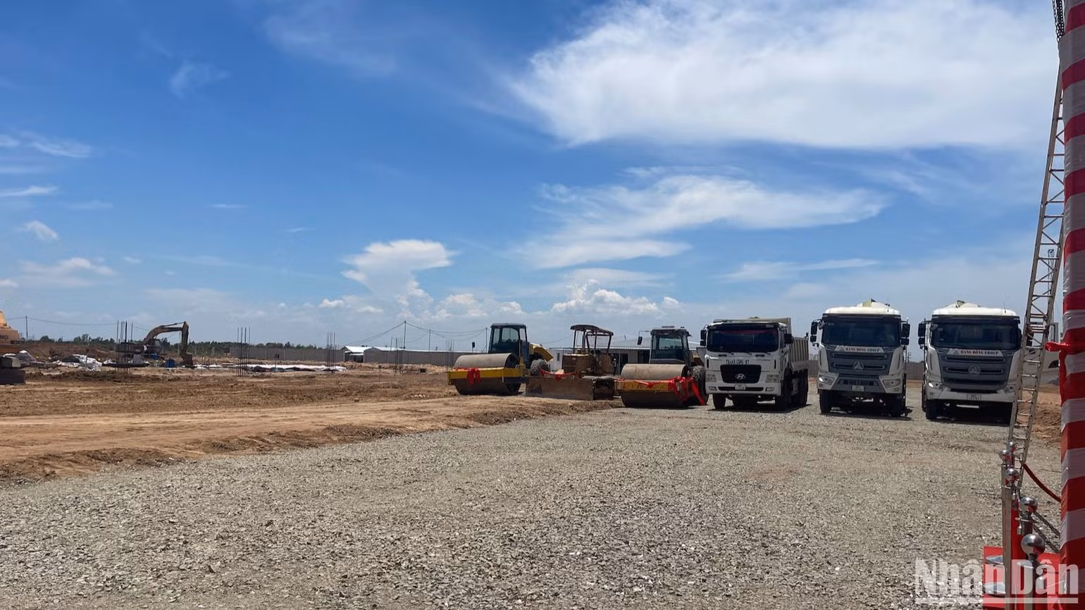 Nhà máy đang được xây dựng với diện tích 9,6ha được trang bị hệ thống năng lượng mặt trời áp mái. Nhà máy đang được xây dựng với diện tích 9,6ha được trang bị hệ thống năng lượng mặt trời áp mái.