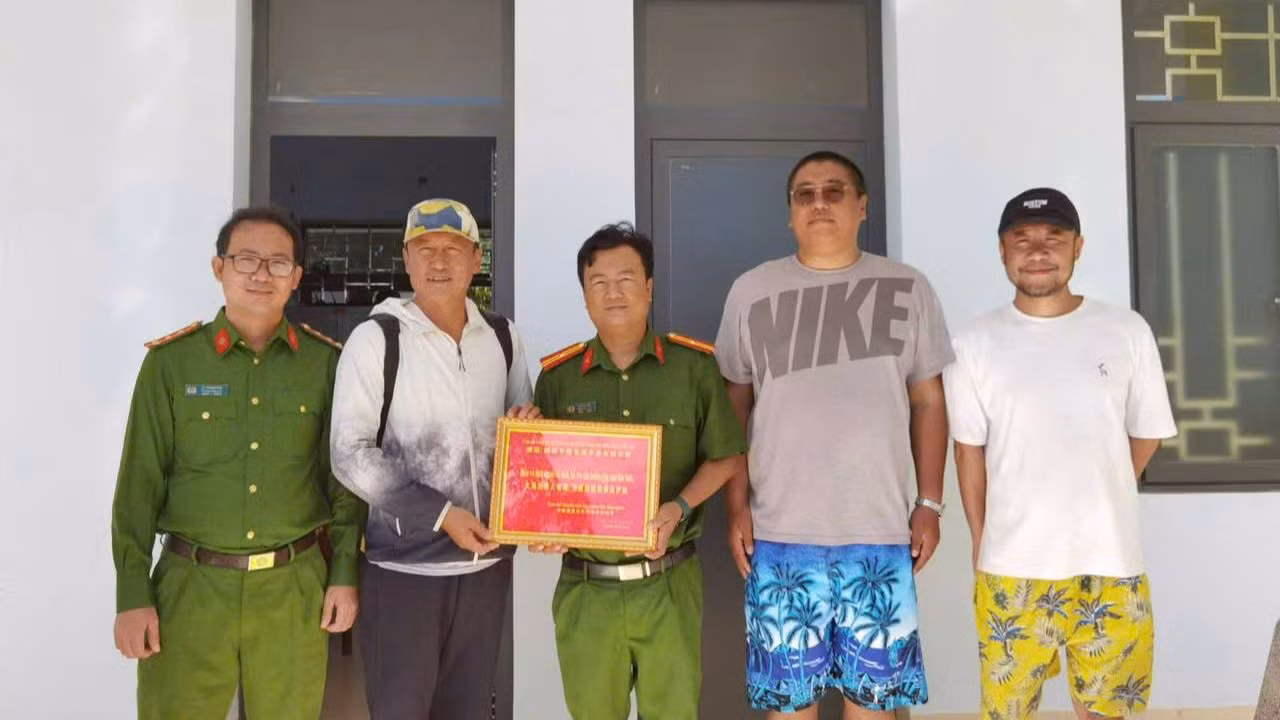 Công an xã Vĩnh Tân nhận thư cảm ơn. Công an xã Vĩnh Tân nhận thư cảm ơn.