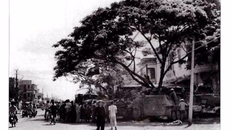Xe tăng ta án ngữ trước Toà án (đường Trần Hưng Đạo, thị xã Phan Thiết) vào ngày 19/4/1975. (Ảnh tư liệu của Ban Tuyên giáo và Dân vận tỉnh Bình Thuận)