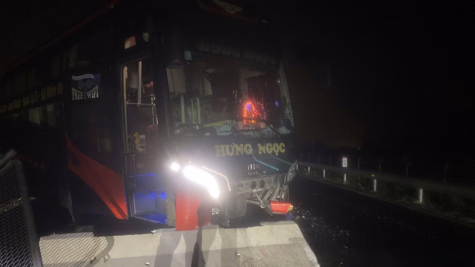 Xe khách nằm chắn ngang đường.