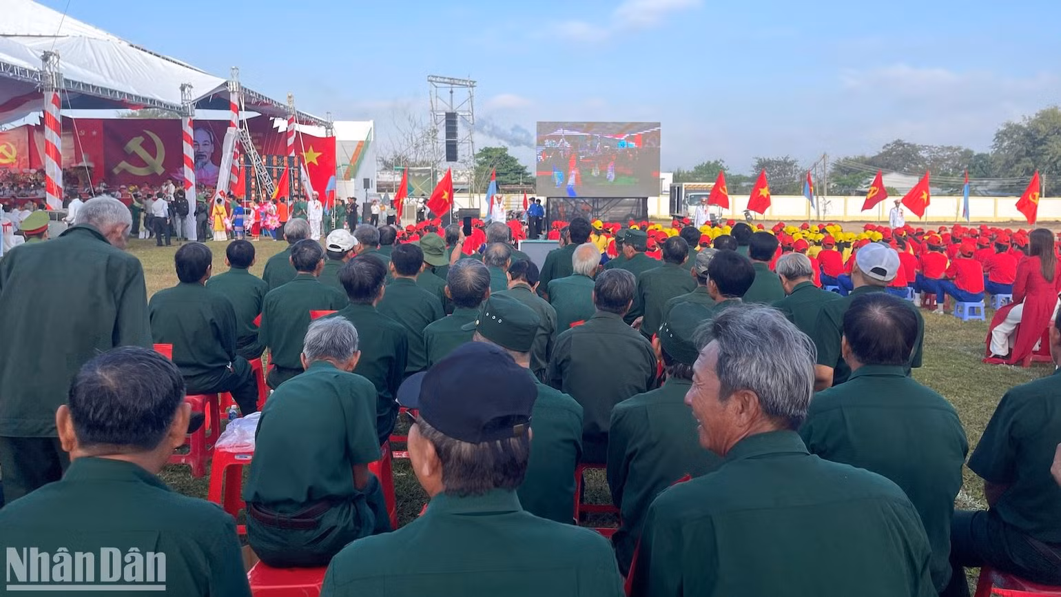 Bộ đội, thanh niên xung phong tham dự lễ kỷ niệm.