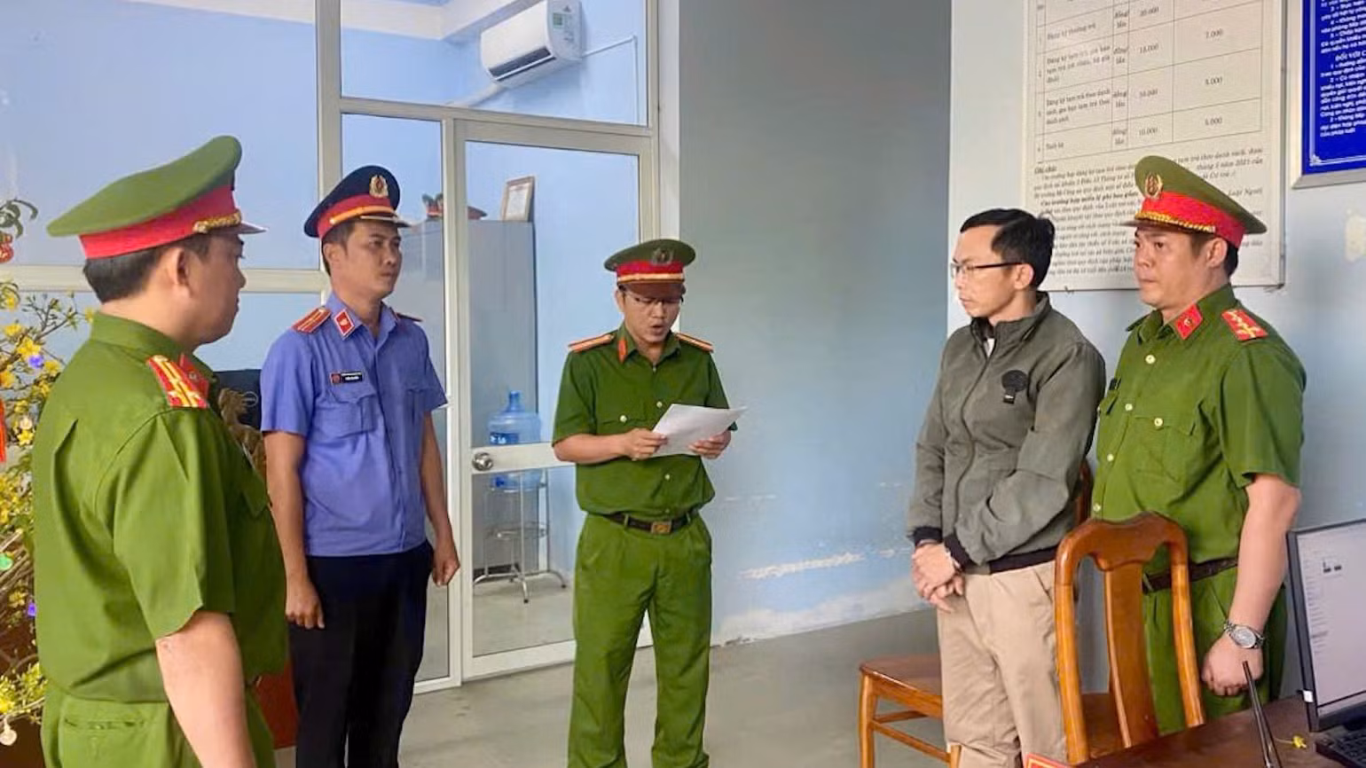 Cơ quan Công an bắt tạm giam thầy giáo Hải.