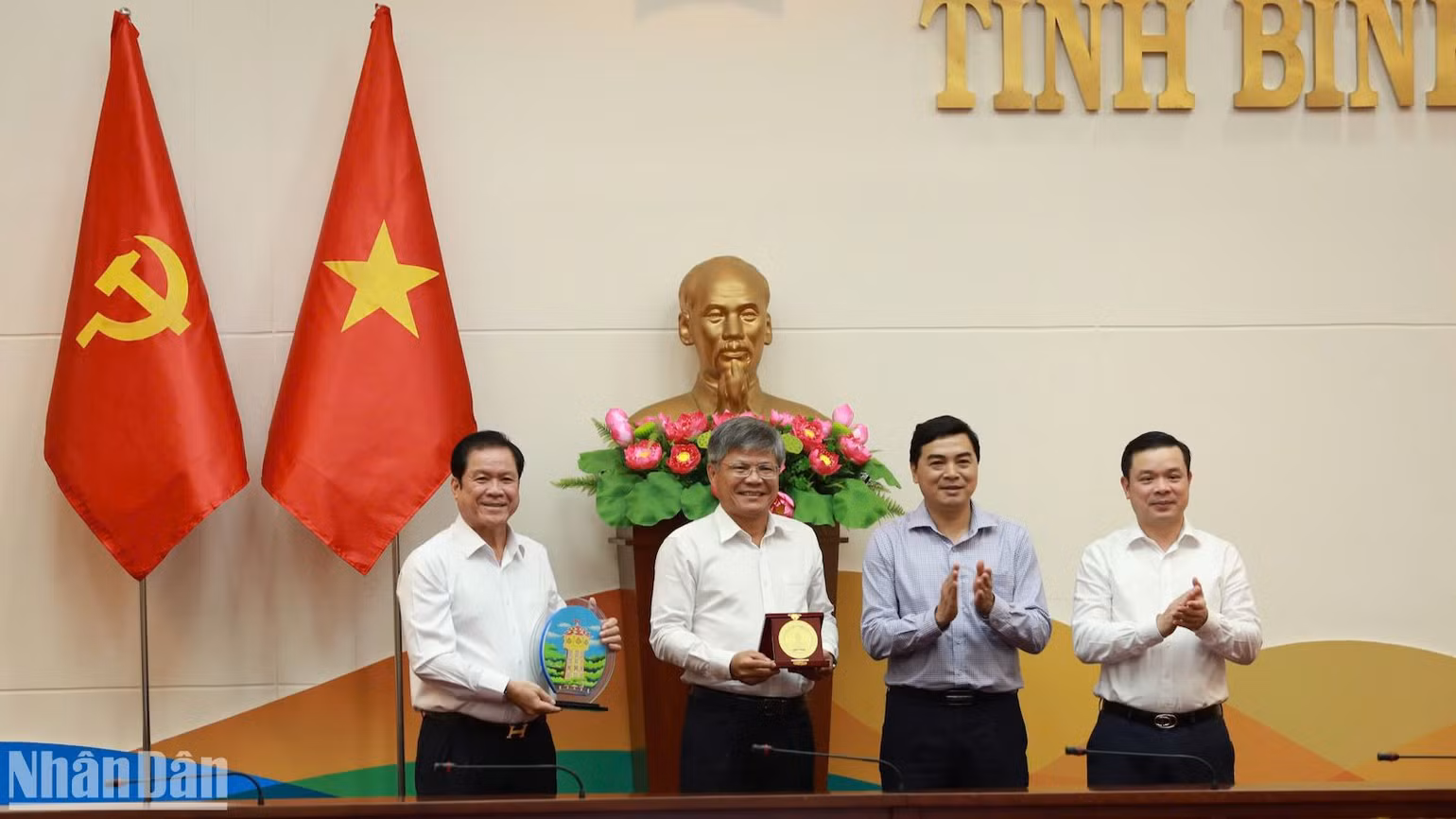 Tỉnh Bình Thuận tặng quà lưu niệm. Tỉnh Bình Thuận tặng quà lưu niệm.