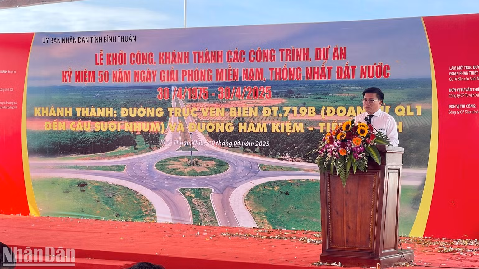 Ông Nguyễn Hữu Trung, Giám đốc Ban Quản lý dự án đầu tư xây dựng các công trình giao thông tỉnh Bình Thuận thông tin hai công trình. Ông Nguyễn Hữu Trung, Giám đốc Ban Quản lý dự án đầu tư xây dựng các công trình giao thông tỉnh Bình Thuận thông tin hai công trình.