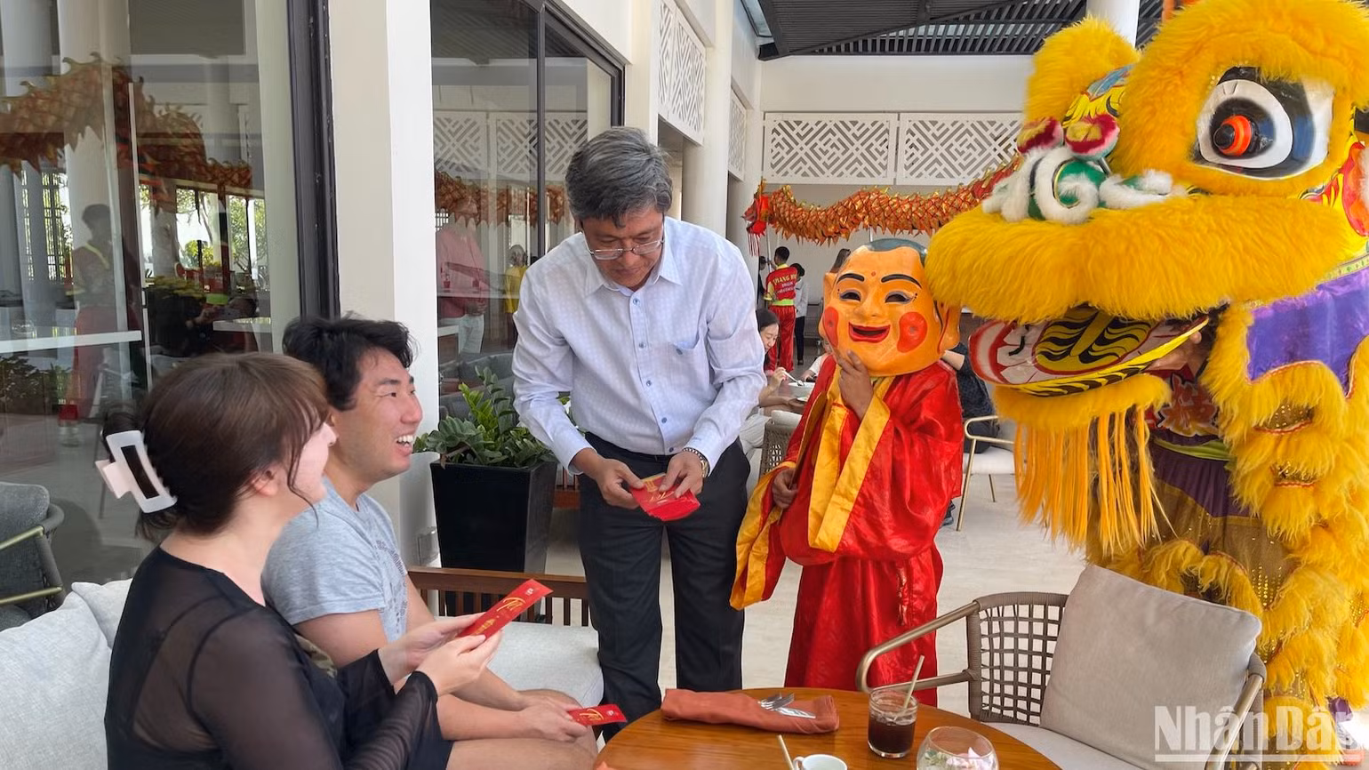 Phó Chủ tịch Ủy ban nhân dân tỉnh Bình Thuận Nguyễn Minh lì xì cho du khách. Phó Chủ tịch Ủy ban nhân dân tỉnh Bình Thuận Nguyễn Minh lì xì cho du khách.