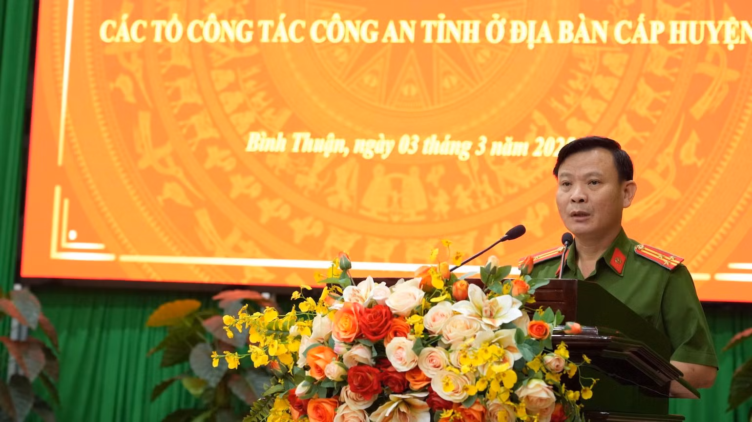 Thượng tá Ung Chiêu Thành, Chánh Văn phòng Cơ quan Cảnh sát điều tra Công an tỉnh, công bố quy chế làm việc tạm thời của các tổ công tác.