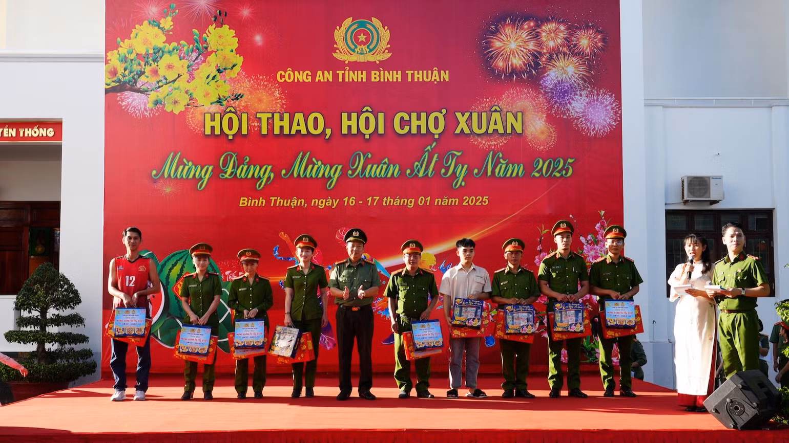 Đại tá Trần Văn Mười, Phó giám đốc Công an tỉnh Bình Thuận tặng quà Tết.