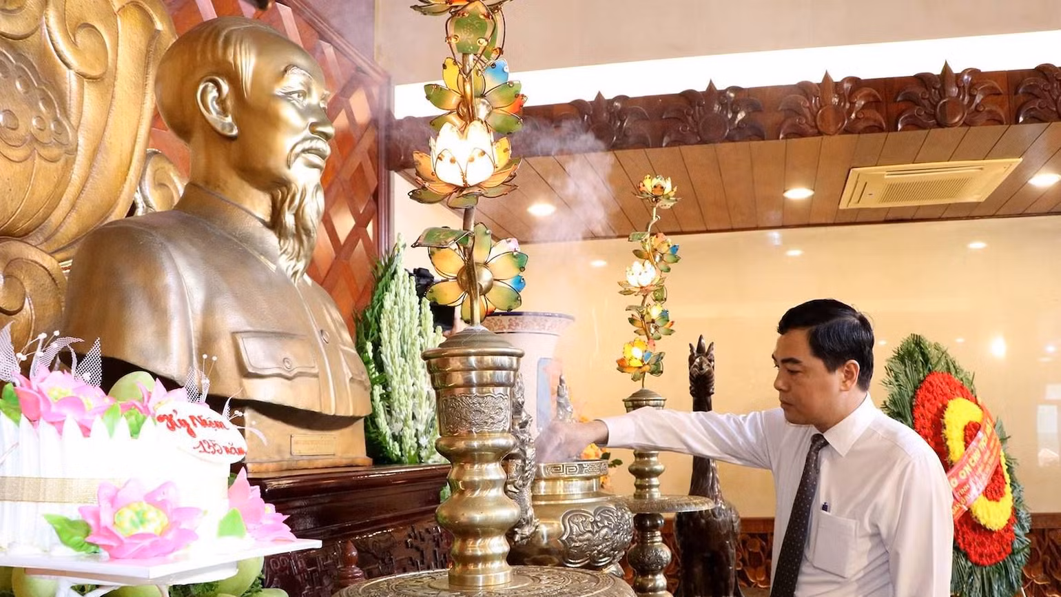 Bí thư Tỉnh ủy Bình Thuận Nguyễn Hoài Anh thắp hương. Bí thư Tỉnh ủy Bình Thuận Nguyễn Hoài Anh thắp hương.