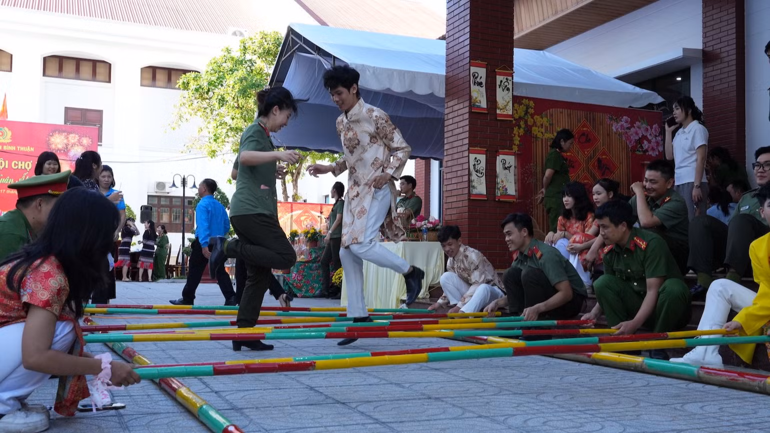 Các đội thi môn thể thao.