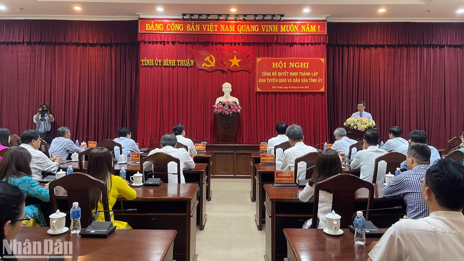 Đồng chí Trần Hữu Thành, Phó Trưởng ban Tổ chức Tỉnh ủy đọc Quyết định thành lập Ban Tuyên giáo và Dân vận Tỉnh ủy.