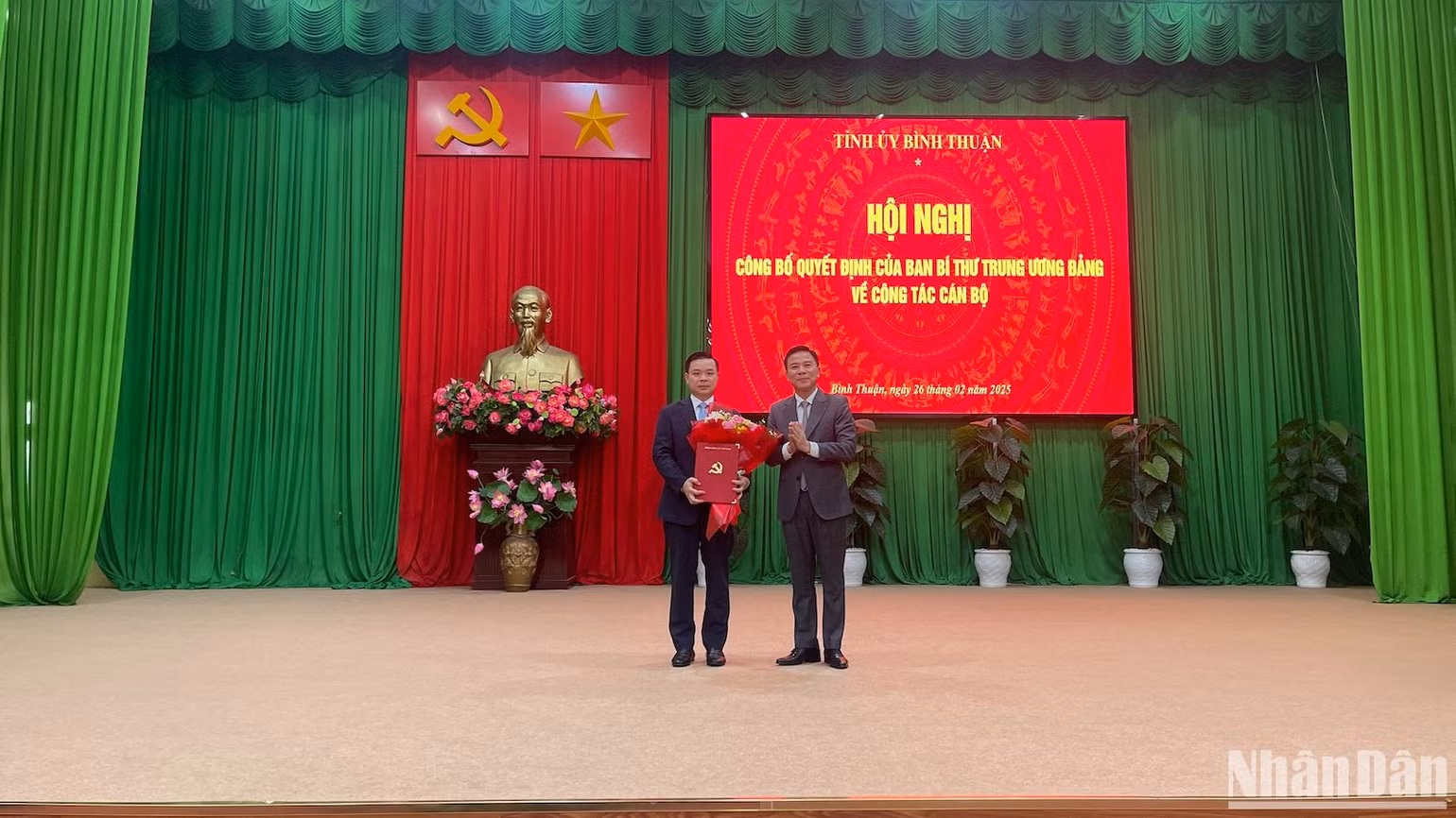 Đồng chí Đỗ Trọng Hưng, Ủy viên Ban Chấp hành Trung ương Đảng, Phó Trưởng ban Tổ chức Trung ương trao quyết định cho đồng chí Đỗ Hữu Huy, Phó Bí thư Tỉnh ủy Bình Thuận.