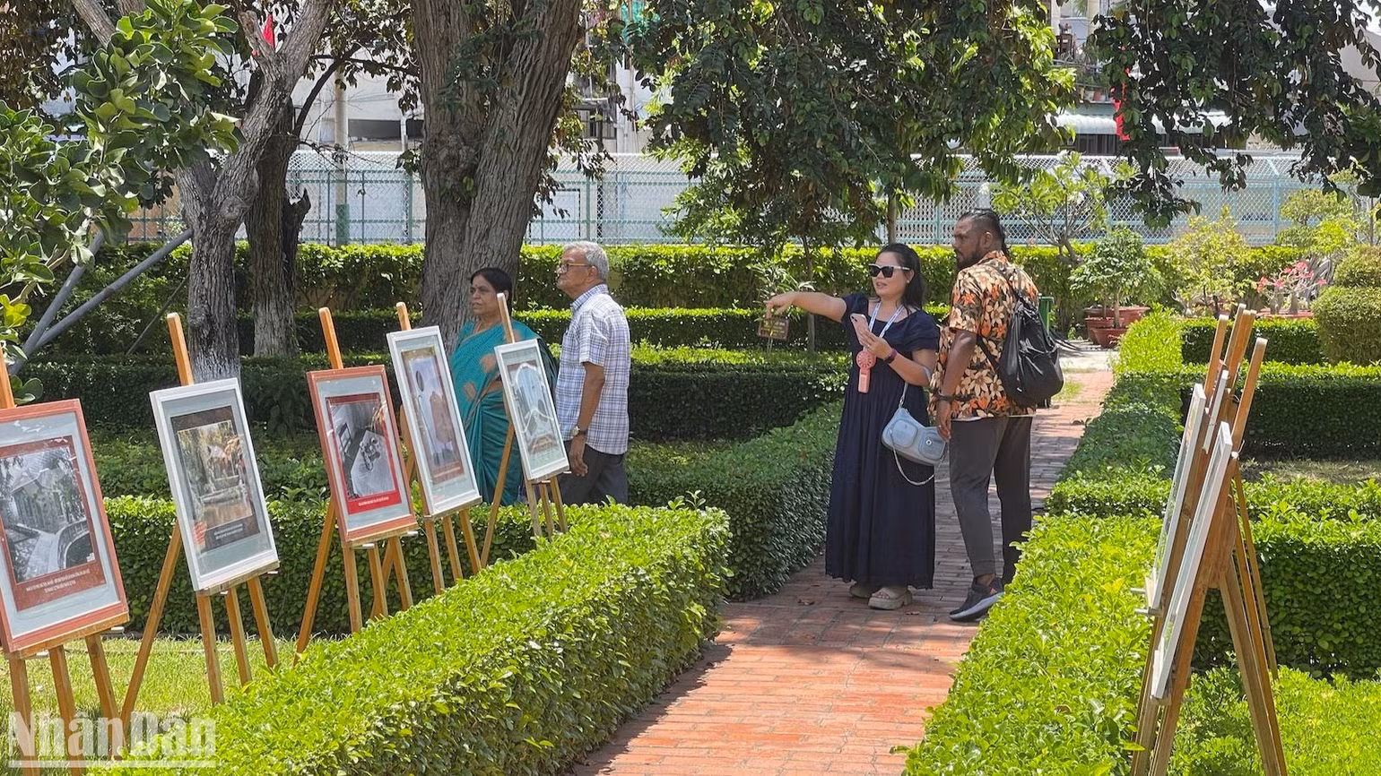 Du khách nước ngoài tham quan tìm hiểu Bác Hồ trong ngày 19/5. Du khách nước ngoài tham quan tìm hiểu Bác Hồ trong ngày 19/5.
