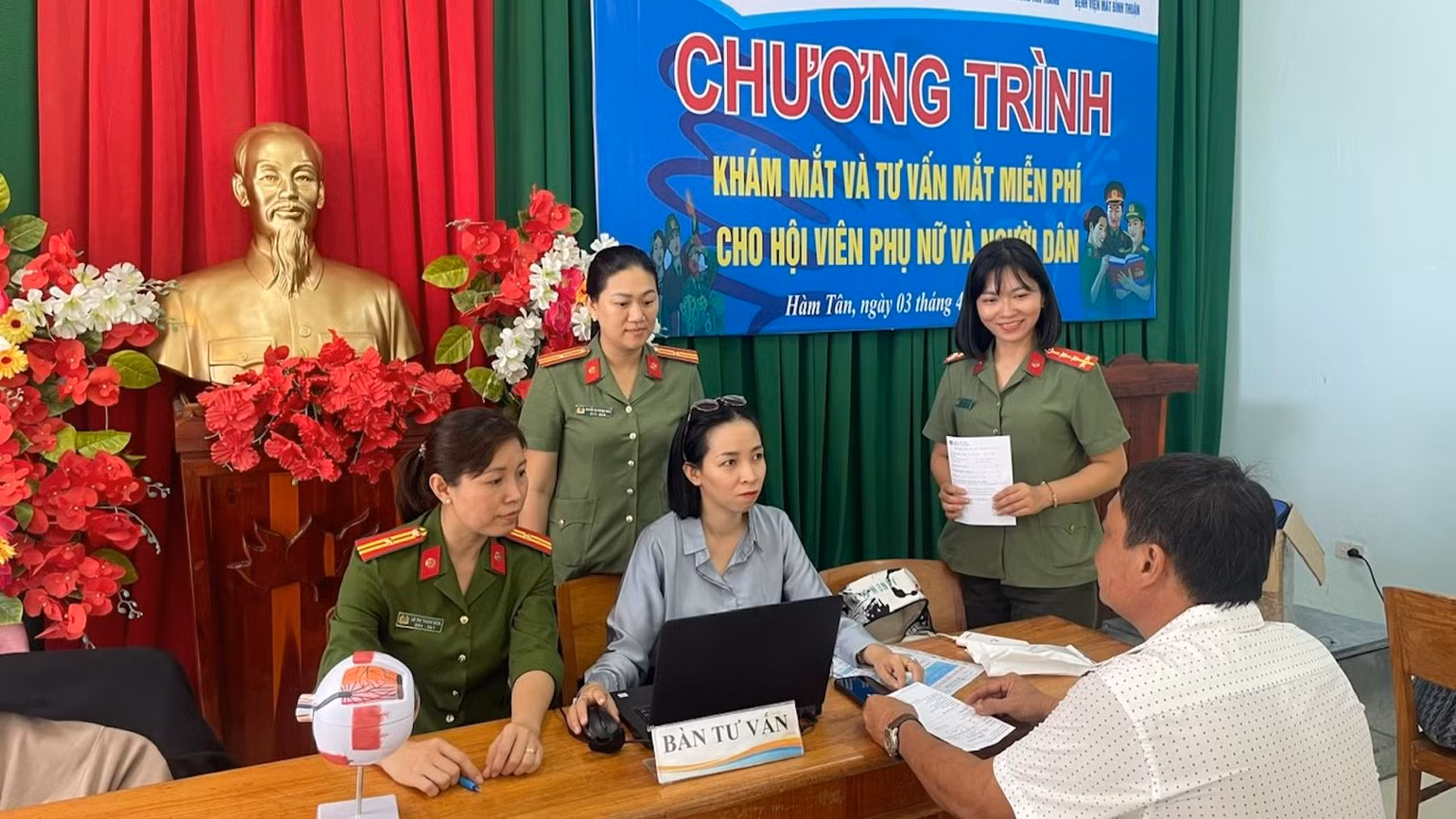Chương trình phối hợp với các y, bác sĩ Bệnh viện mắt Bình Thuận tổ chức khám mắt.
