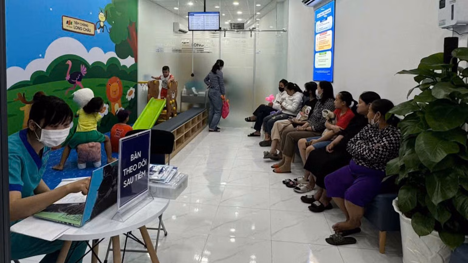 Nhiều người chờ tiêm vắc xin phòng, chống bệnh sởi.