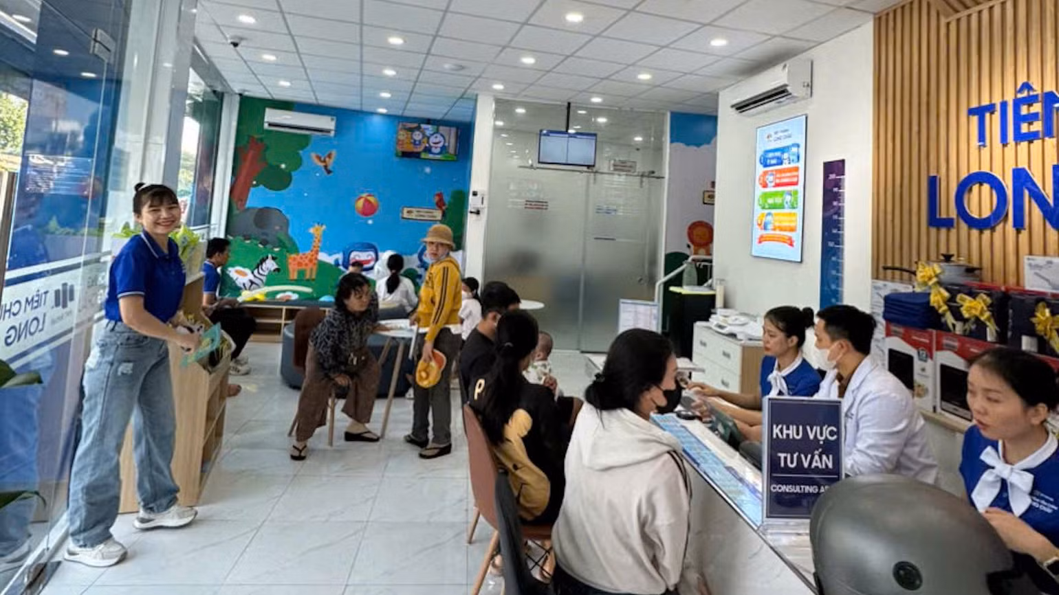 Nhiều người đăng ký chờ tiêm vắc xin phòng, chống bệnh sởi.