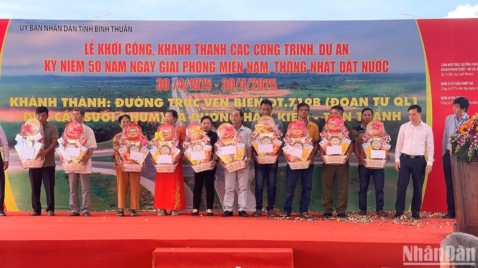 Ủy ban nhân dân tỉnh Bình Thuận tặng quà cho các hộ dân. Ủy ban nhân dân tỉnh Bình Thuận tặng quà cho các hộ dân.