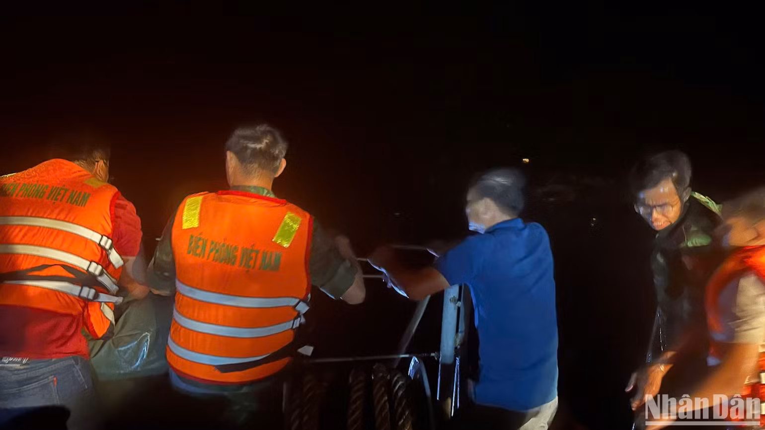 Lực lượng Bộ đội Biên phòng cứu vớt người trên tàu cá BTh 97877 chìm ngoài khơi đảo Phú Quý.