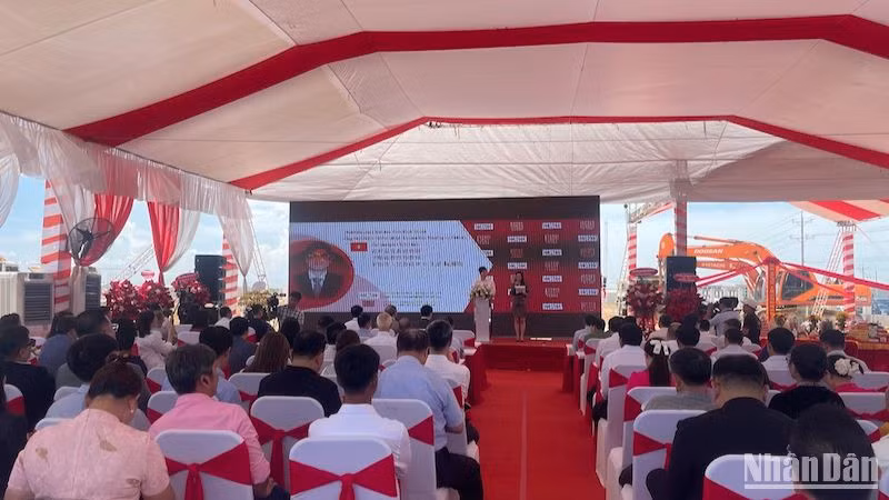 Nhiều đại biểu tham dự lễ khởi công. Nhiều đại biểu tham dự lễ khởi công.