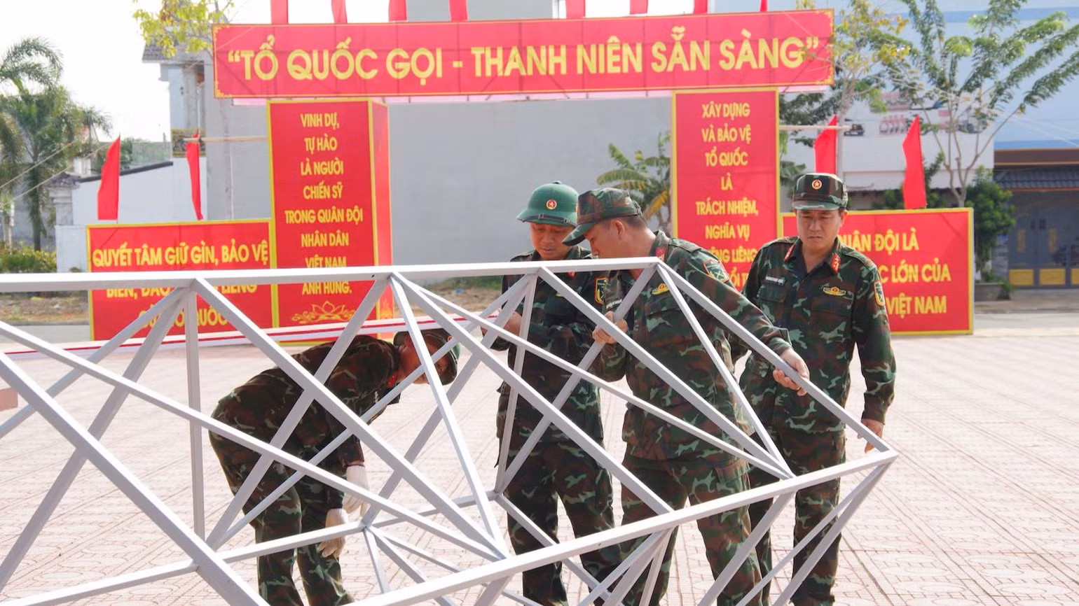 Bộ đội làm cổng trại.