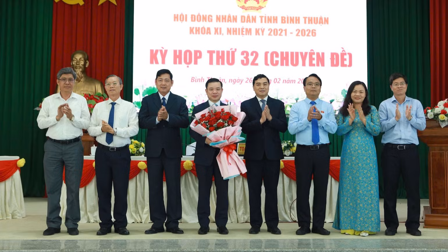 Lãnh đạo tỉnh Bình Thuận tặng hoa chúc mừng. Lãnh đạo tỉnh Bình Thuận tặng hoa chúc mừng.