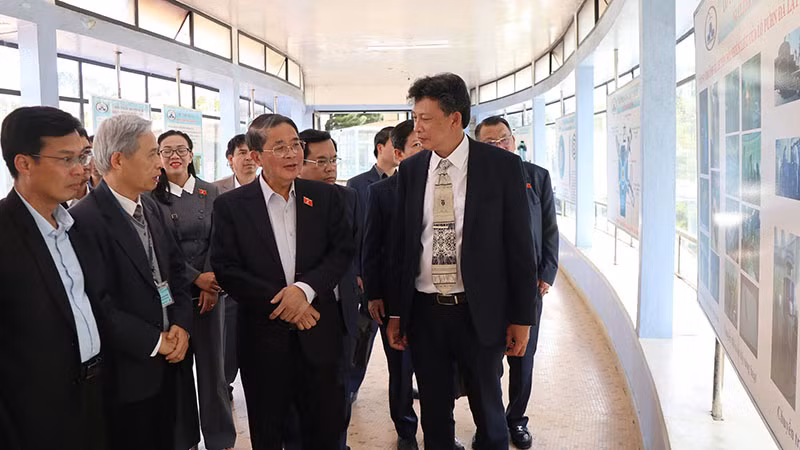 Lãnh đạo Viện Nghiên cứu hạt nhân giới thiệu quy trình hoạt động của Lò phản ứng hạt nhân. Lãnh đạo Viện Nghiên cứu hạt nhân giới thiệu quy trình hoạt động của Lò phản ứng hạt nhân.