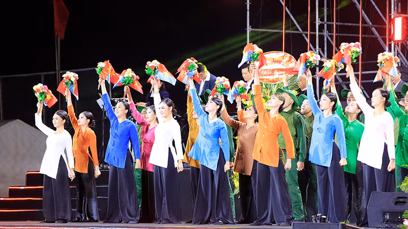 Tiết mục nghệ thuật tại lễ kỷ niệm. Tiết mục nghệ thuật tại lễ kỷ niệm.