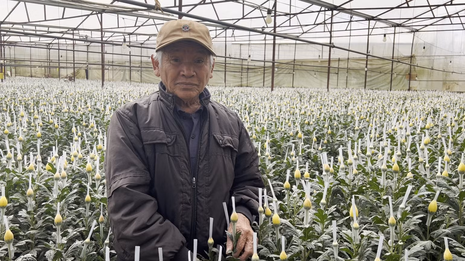 Gia đình ông Lưu Hồng, Tổ dân phố Đa Thiện 1, Phường 8, tự nguyện hiến gần 200m2 đất để làm đường dọc suối Mai Xuân Thưởng.
