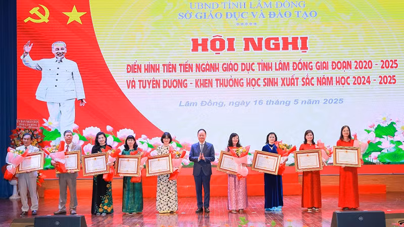 Chủ tịch Ủy ban nhân dân tỉnh Lâm Đồng Trần Hồng Thái trao chứng nhận danh hiệu Nhà giáo Ưu tú cho 9 nhà giáo.