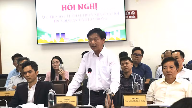 Nhà đầu tư phát biểu tại hội nghị. Nhà đầu tư phát biểu tại hội nghị.