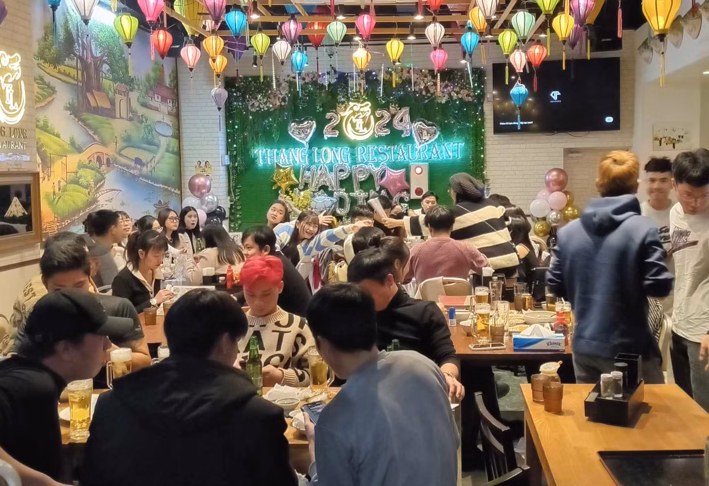 Quán phở của anh Thành bên Nhật Bản luôn đông khách. (Ảnh: NVCC)