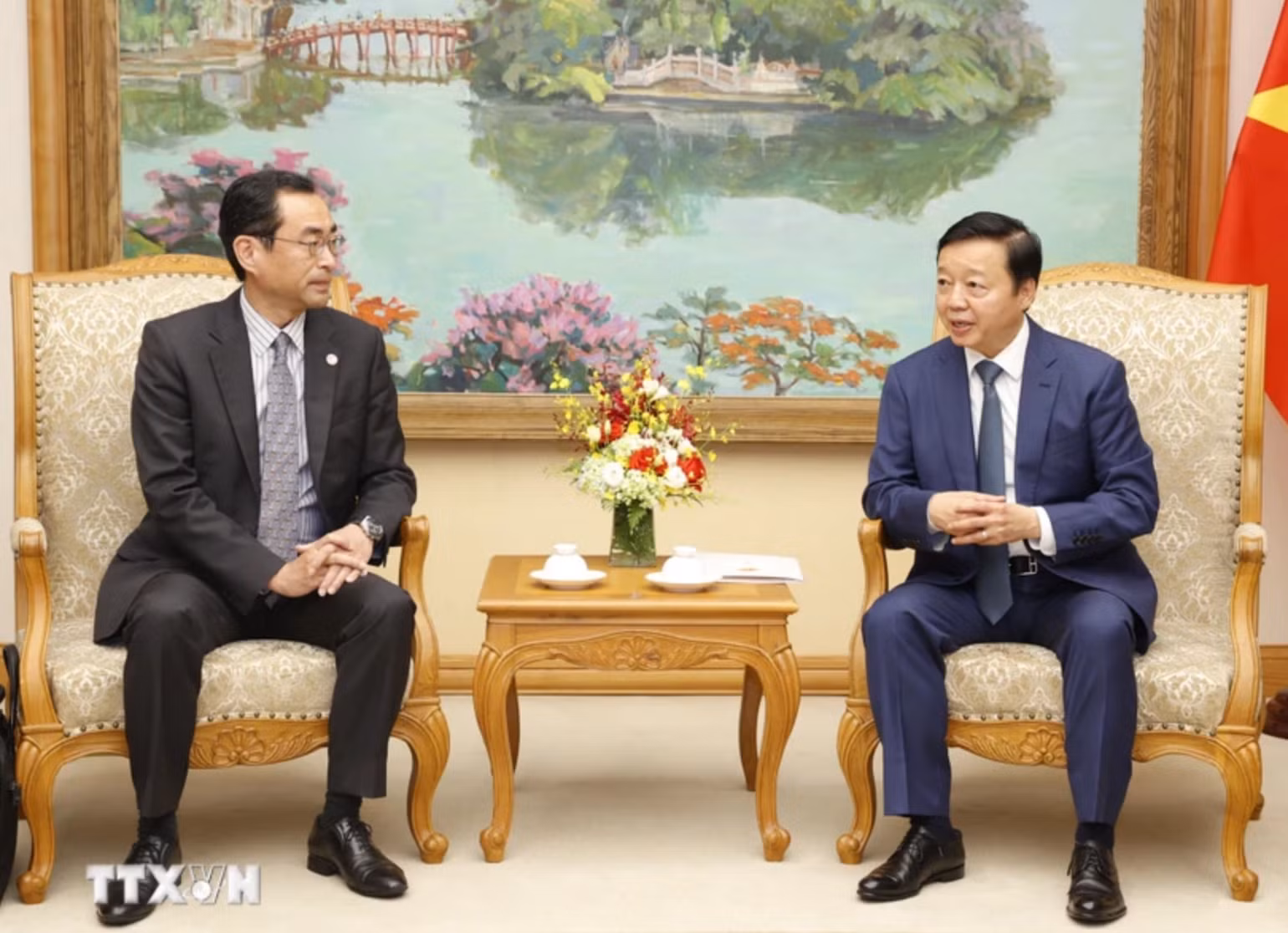 Phó Thủ tướng Trần Hồng Hà tiếp Giám đốc điều hành cấp cao Ngân hàng Hợp tác Quốc tế Nhật Bản Tanimoto Masayuki. (Ảnh: Văn Điệp/TTXVN)