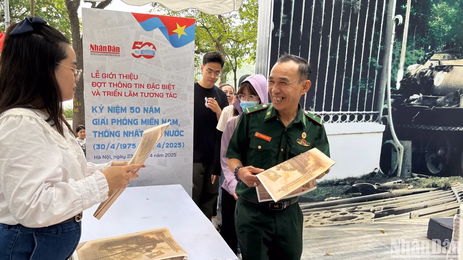 Khách tham quan hào hứng khi được cầm trên tay phụ san đặc biệt của Báo Nhân Dân. (Ảnh: HẢI YẾN) Khách tham quan hào hứng khi được cầm trên tay phụ san đặc biệt của Báo Nhân Dân. (Ảnh: HẢI YẾN)