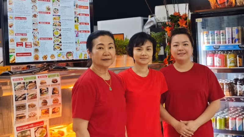 Kelly Le (cuối cùng bên phải) làm việc cùng mẹ và chị gái trong quán cà-phê Việt Nam của cô. (Ảnh: Kelly Le) Kelly Le (cuối cùng bên phải) làm việc cùng mẹ và chị gái trong quán cà-phê Việt Nam của cô. (Ảnh: Kelly Le)