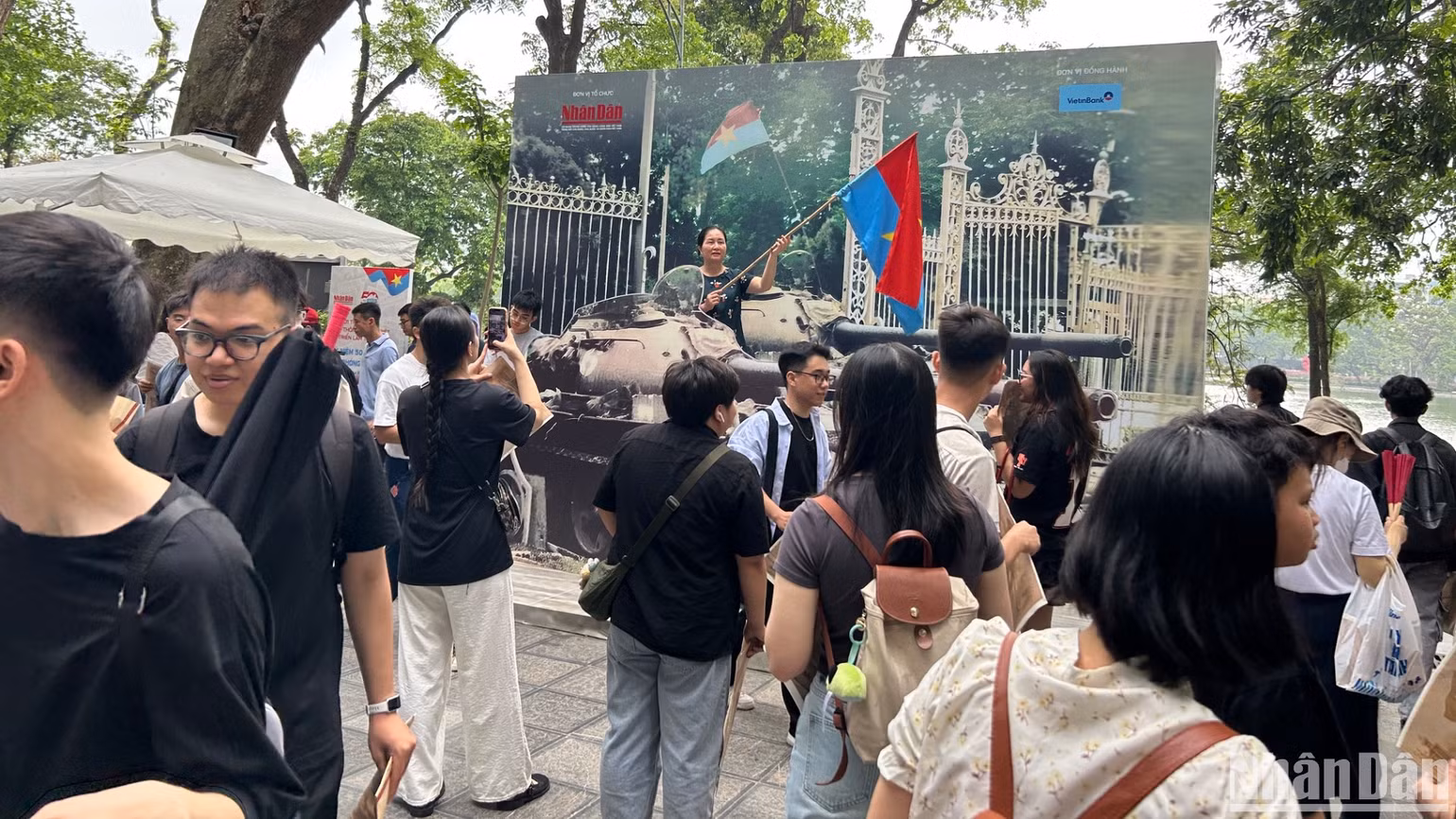 Rất đông bạn đọc hào hứng trải nghiệm tại Triển lãm tương tác của Báo Nhân Dân. (Ảnh: HẢI YẾN) Rất đông bạn đọc hào hứng trải nghiệm tại Triển lãm tương tác của Báo Nhân Dân. (Ảnh: HẢI YẾN)