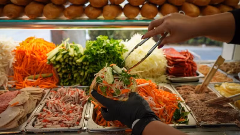 Sự phổ biến của những món tương tự bánh mì, như bánh mì kẹp salad quen thuộc, phần nào giúp người Australia dễ dàng đón nhận món ăn này - Tiến sĩ Nguyễn Austen nhận định. (Ảnh: Isabella Michie/ABC Radio National) Sự phổ biến của những món tương tự bánh mì, như bánh mì kẹp salad quen thuộc, phần nào giúp người Australia dễ dàng đón nhận món ăn này - Tiến sĩ Nguyễn Austen nhận định. (Ảnh: Isabella Michie/ABC Radio National)