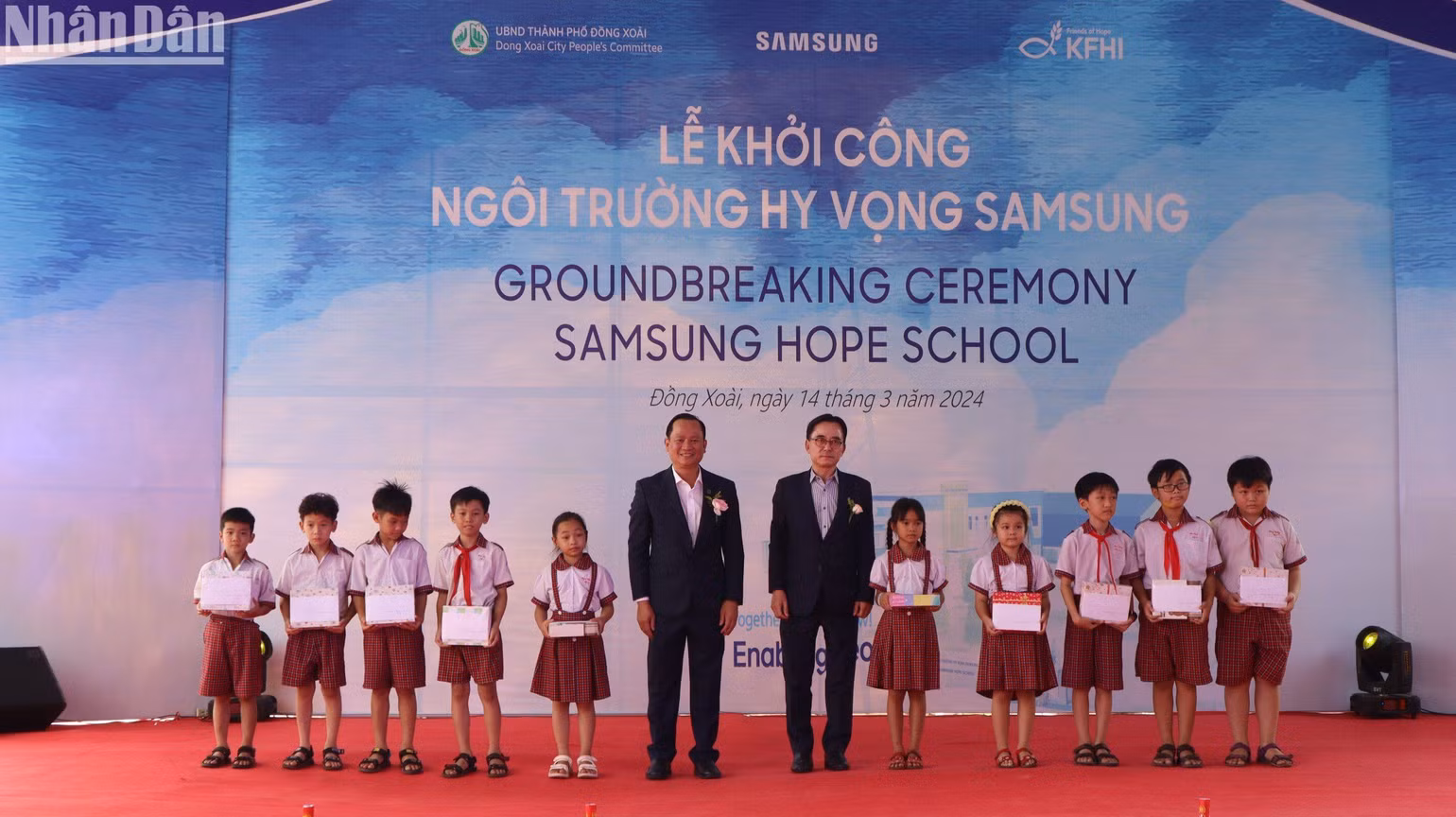 Lãnh đạo Samsung và lãnh đạo thành phố Đồng Xoài tặng quà cho học sinh nghèo tại địa phương.