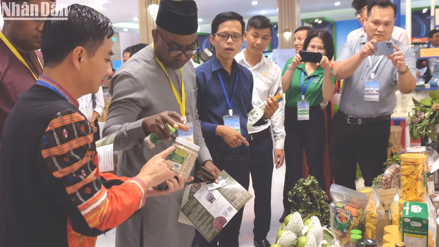 Các doanh nghiệp khối Liên minh châu Âu tìm hiểu các sản phẩm nông nghiệp của Bình Phước. Các doanh nghiệp khối Liên minh châu Âu tìm hiểu các sản phẩm nông nghiệp của Bình Phước.