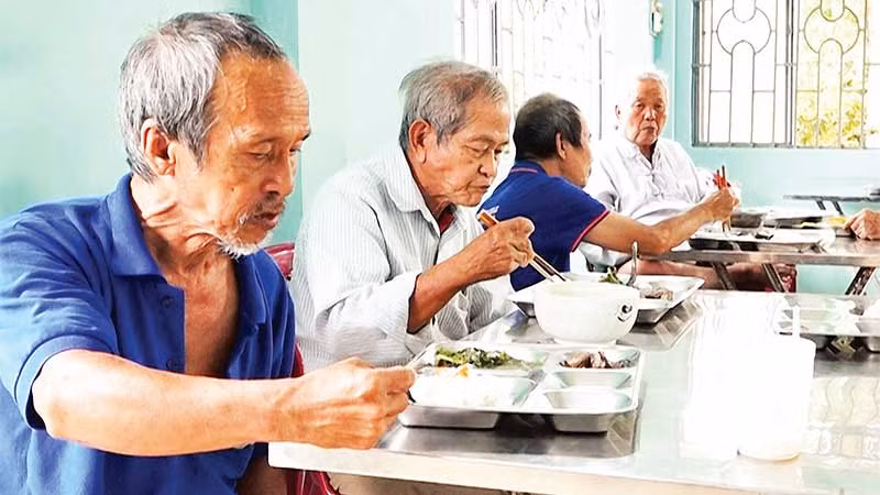 Bữa cơm đầm ấm trong Nhà dưỡng lão Đức Thọ. Bữa cơm đầm ấm trong Nhà dưỡng lão Đức Thọ.